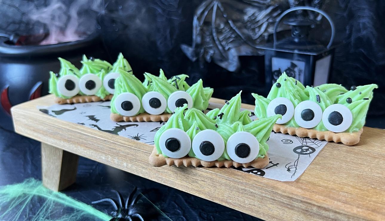 Galletas monstruosas con crema de chocolate blanco