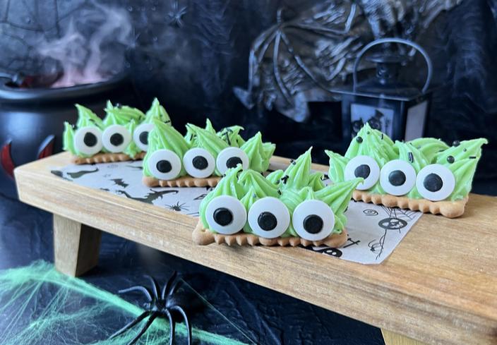 Galletas monstruosas con crema de chocolate blanco
