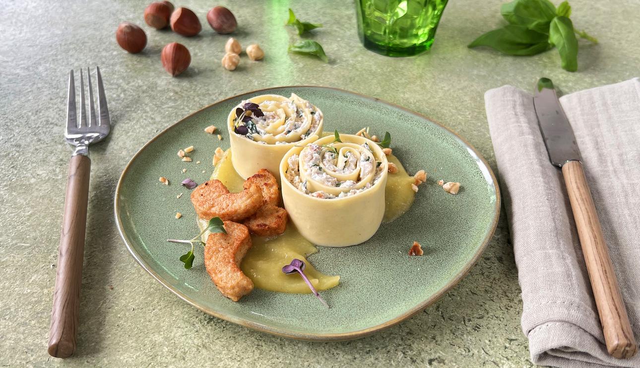 Rollitos de lasaña con bocaditos y compota de manzana