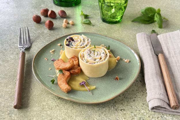 Rollitos de lasaña con bocaditos y compota de manzana