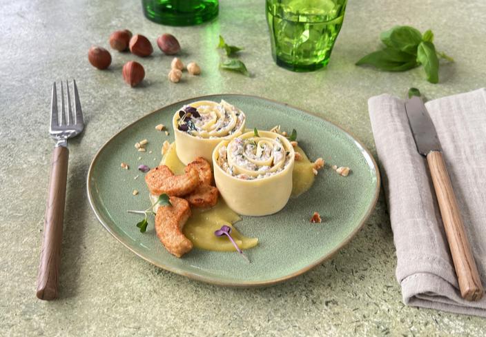 Rollitos de lasaña con bocaditos y compota de manzana