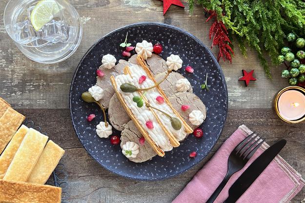 Hojaldre con mousse de Vitello Tonnato