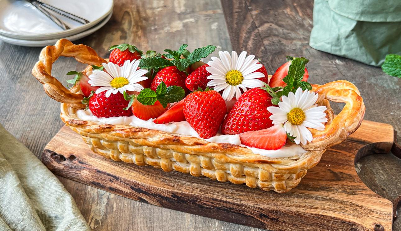 Cesta de hojaldre con nata y fresas