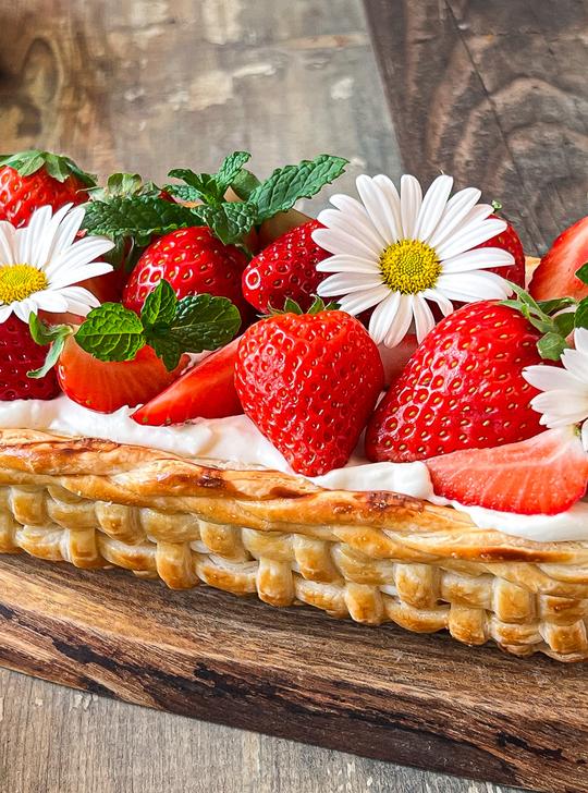 Cesta de hojaldre con nata y fresas