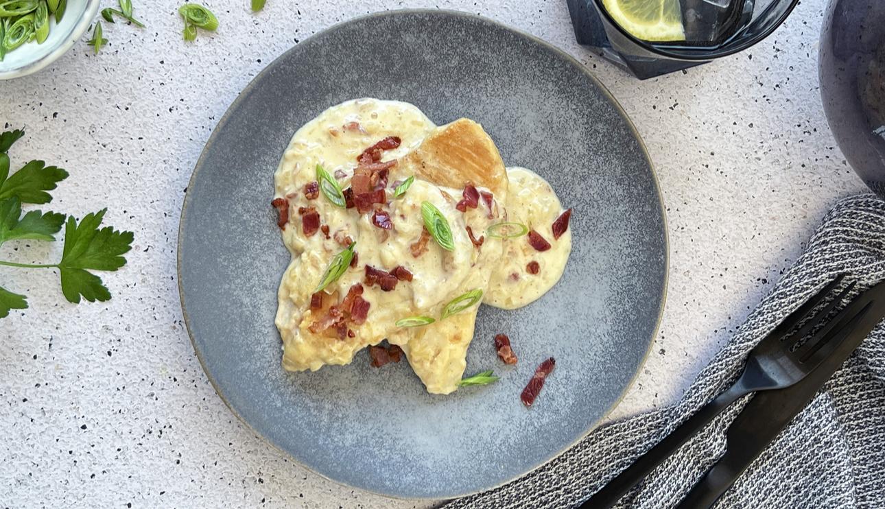 Pollo en salsa de queso y bacon