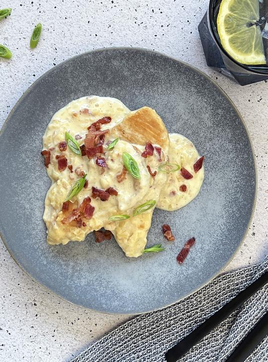 Pollo en salsa de queso y bacon