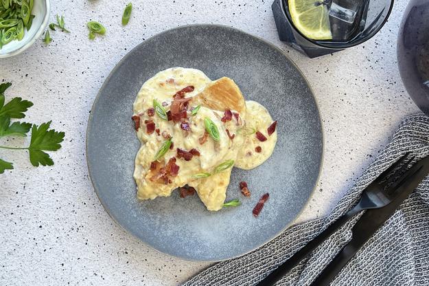 Pollo en salsa de queso y bacon