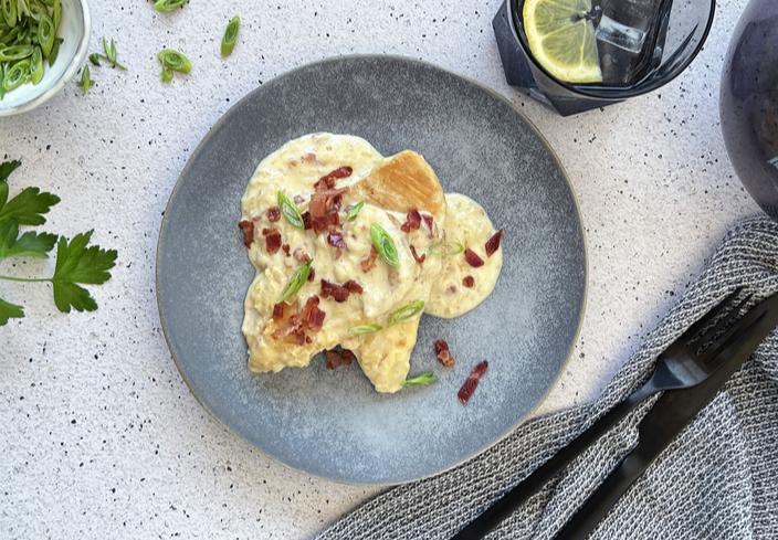 Pollo en salsa de queso y bacon