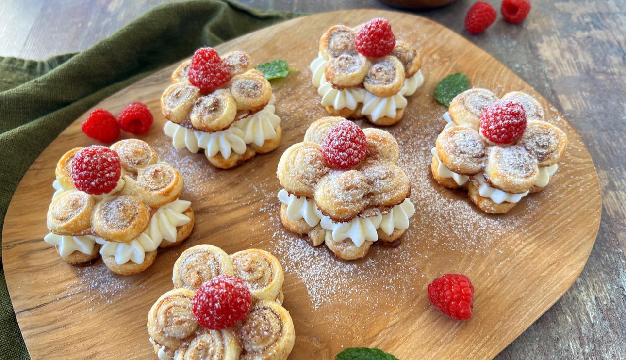 Flores de hojaldre con canela y nata