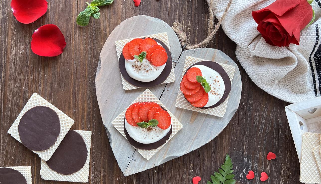 Postre fácil de fresas con nata y chocolate