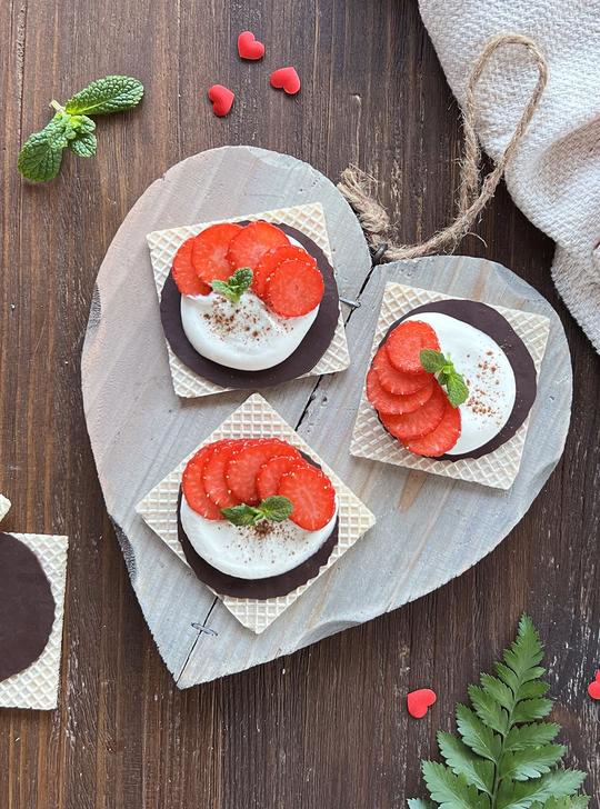 Postre fácil de fresas con nata y chocolate