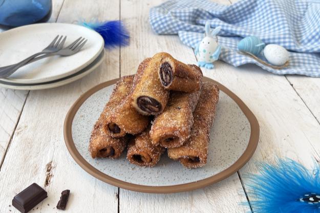 Rollos de torrijas con pan de molde y chocolate