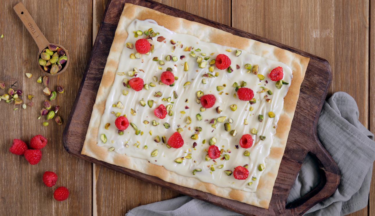 Pizza de chocolate blanco con frambuesas y pistachos