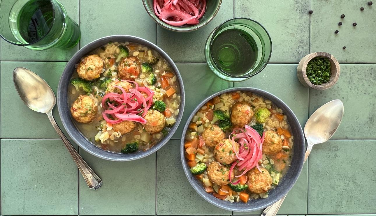 Sopa de verduras y pasta con Veggie Balls