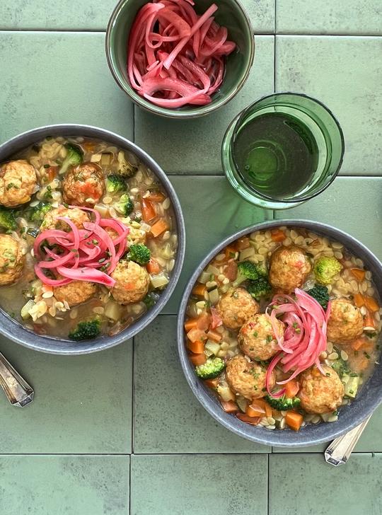 Sopa de verduras y pasta con Veggie Balls
