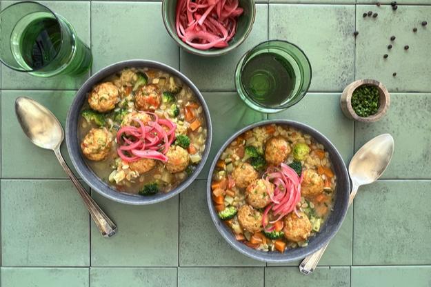 Sopa de verduras y pasta con Veggie Balls