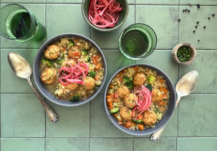 Sopa de verduras y pasta con Veggie Balls