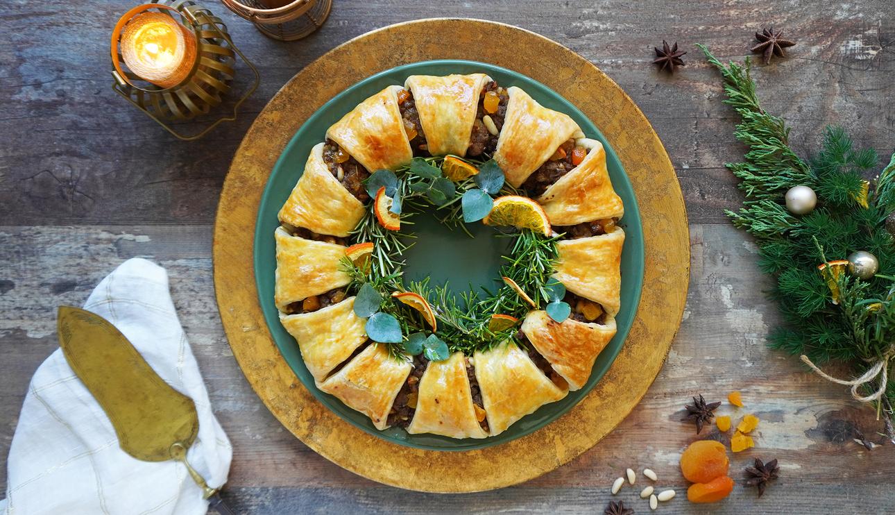 Corona de hojaldre y carne para Navidad