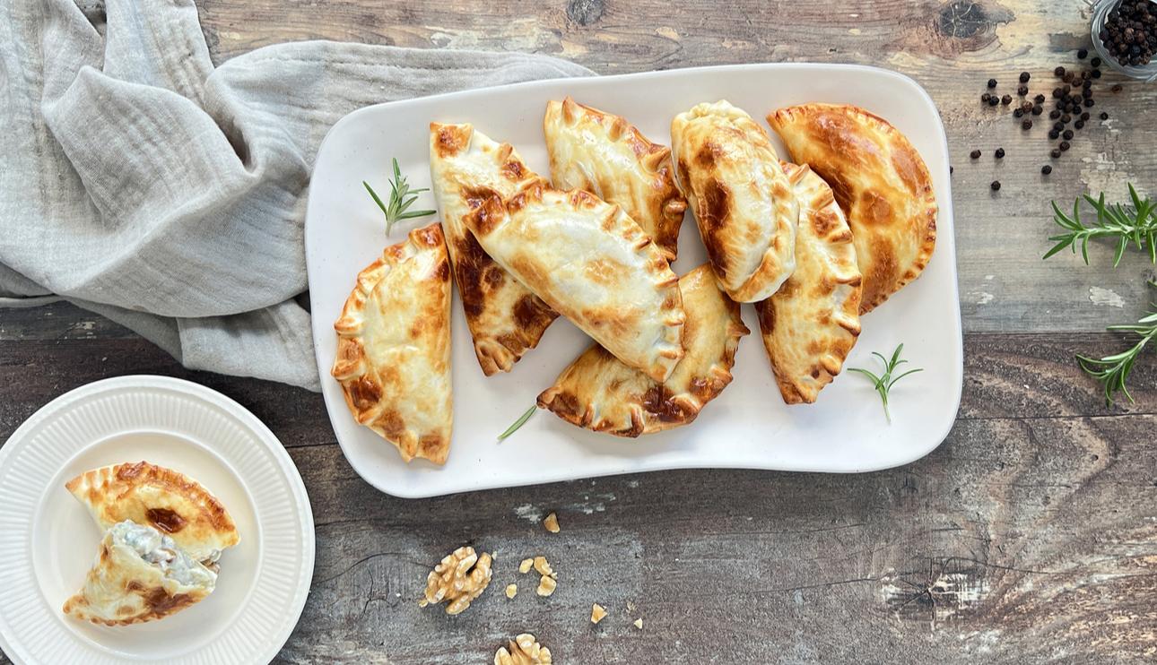 Empanadas de queso azul, nueces y cebolla caramelizada