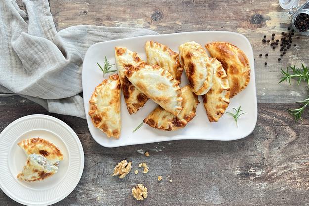 Empanadas de queso azul, nueces y cebolla caramelizada