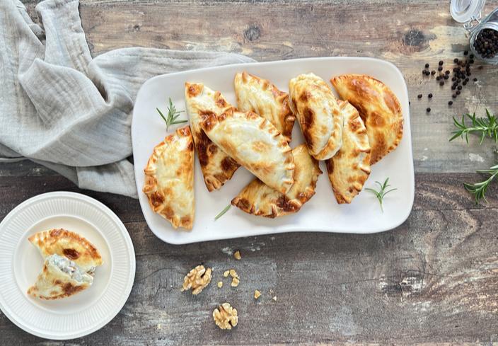 Empanadas de queso azul, nueces y cebolla caramelizada