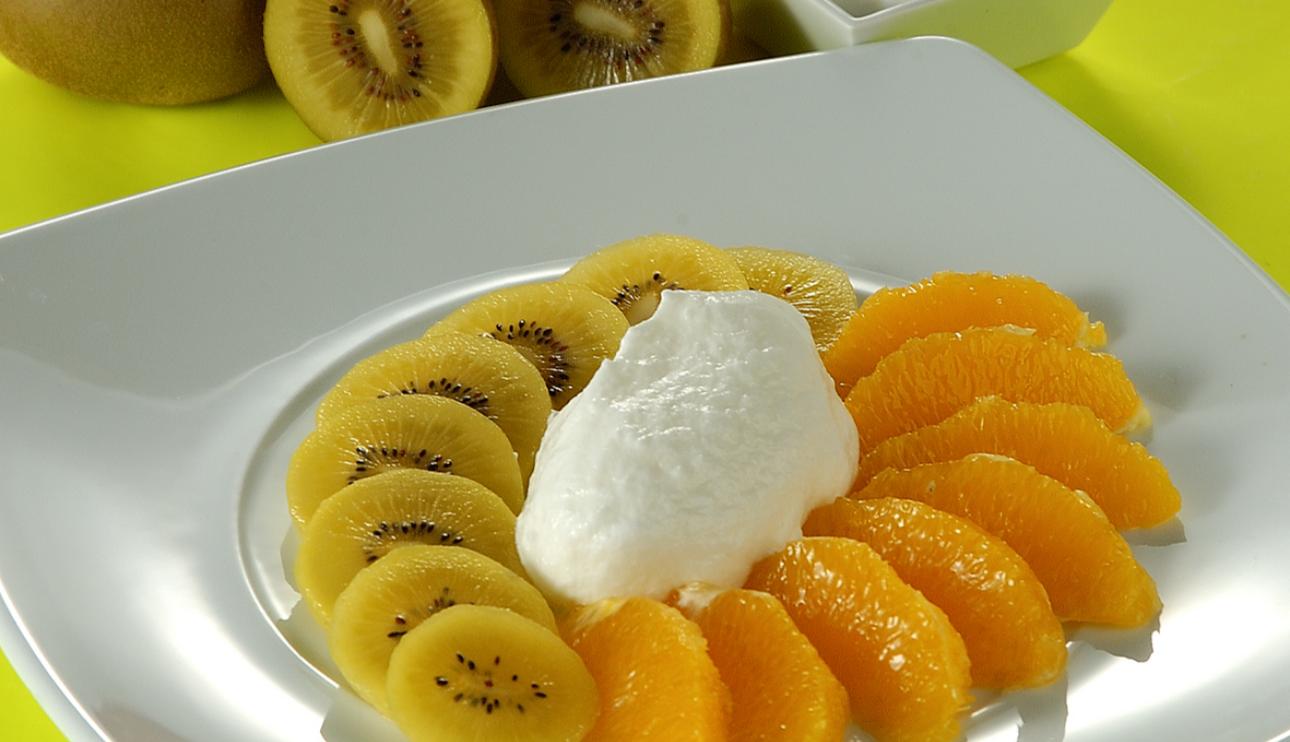 Ensalada de naranja y kiwi amarillo