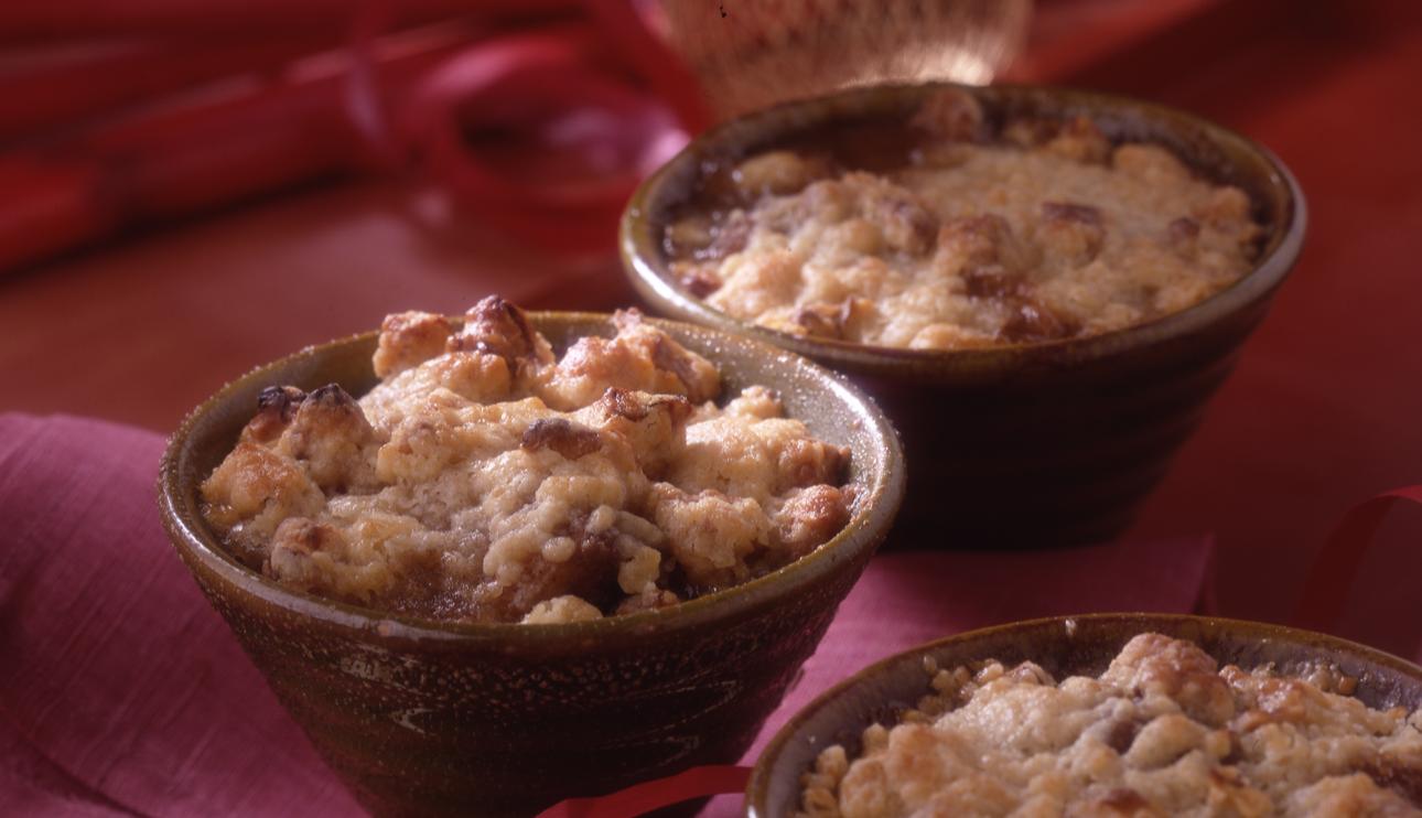 Crumble de mango y plátano con helado de chocolate