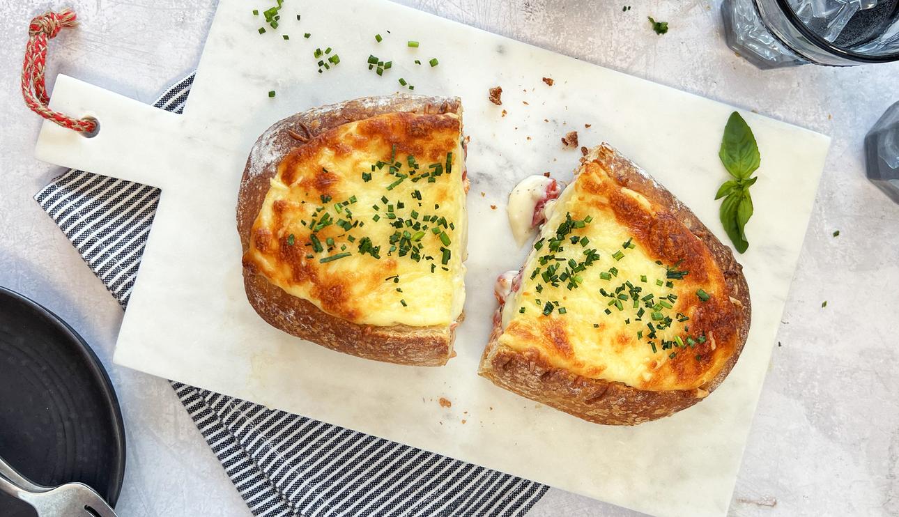 Hogaza de pan rellena de pollo y queso