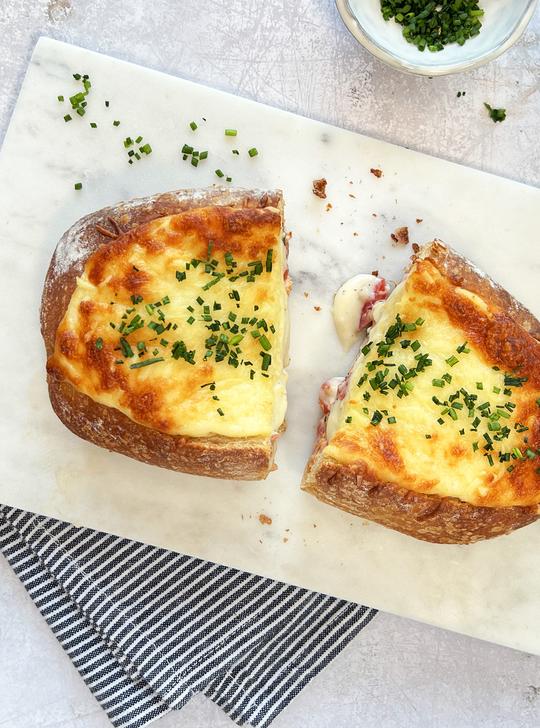 Hogaza de pan rellena de pollo y queso
