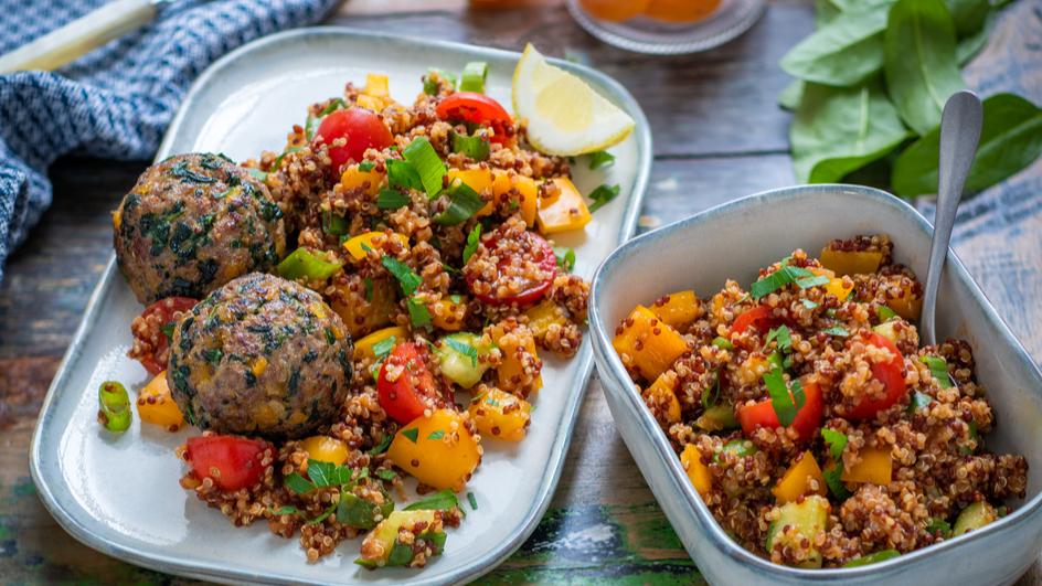 Rinderhackbällchen mit buntem Quinoa-Salat