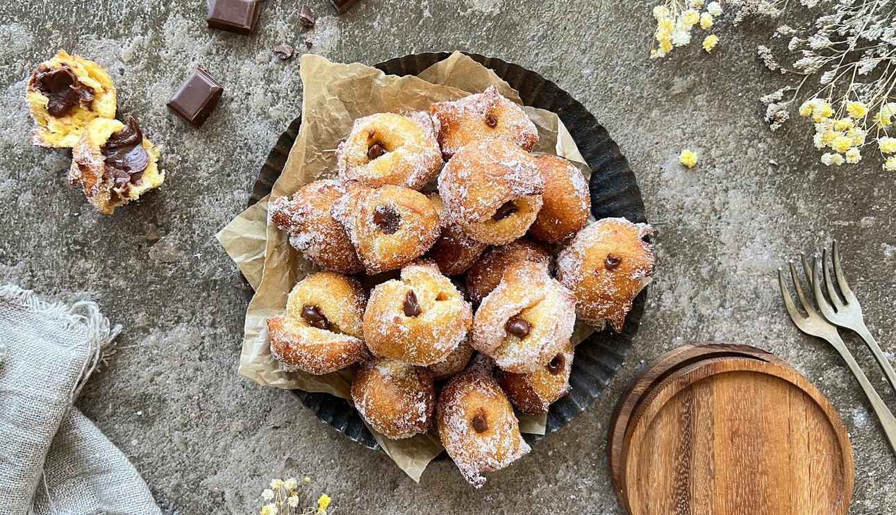 Buñuelos de naranja rellenos de chocolate