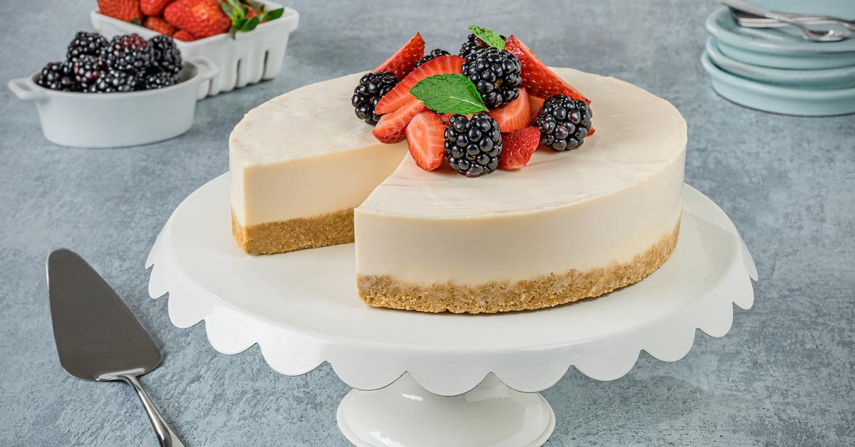 No-Bake Cheesecake by LA LECHERA®, with a Maria cookie crust, creamy filling, and fresh berries.