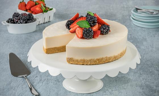 No-Bake Cheesecake by LA LECHERA®, with a Maria cookie crust, creamy filling, and fresh berries.