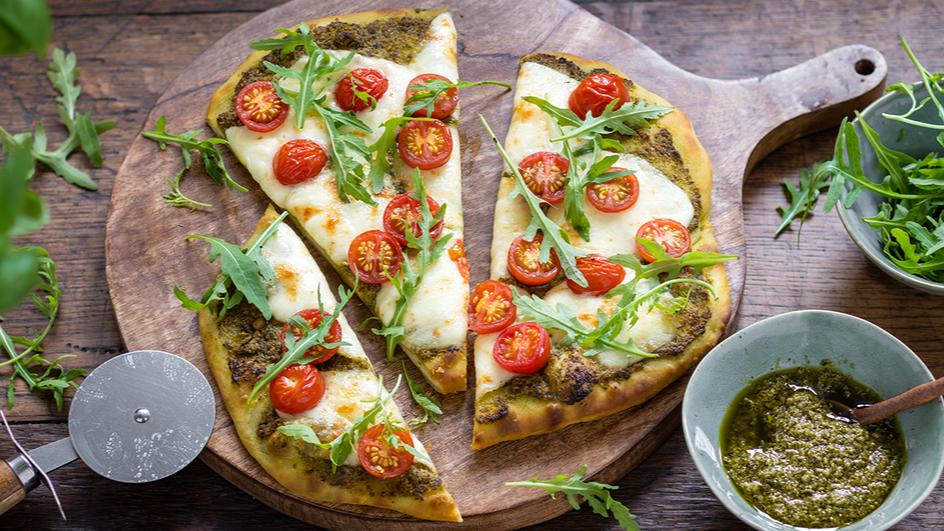 Pesto-Pizza mit Tomate und Rucola | maggi.de