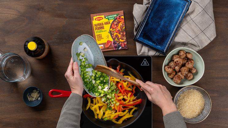 Bratwurstbällchen-Pfanne mit Reis