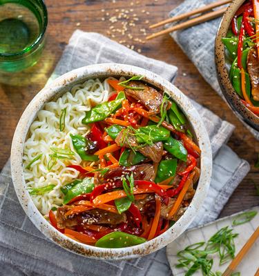 Teriyaki-Noodles mit Steakstreifen und Gemüse