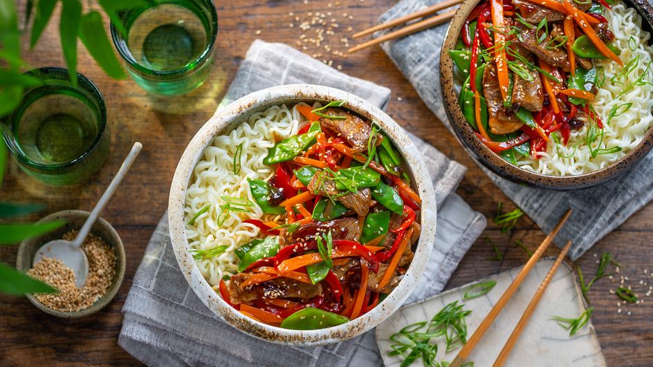 Teriyaki-Noodles mit Steakstreifen und Gemüse
