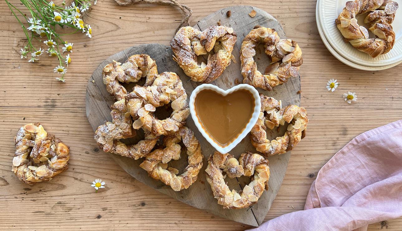 Corazones de hojaldre con crema Lotus Biscoff