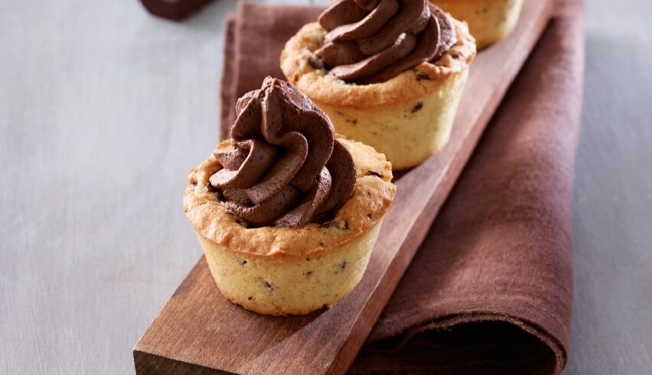 Vaso de cookie con mousse de chocolate negro 70%