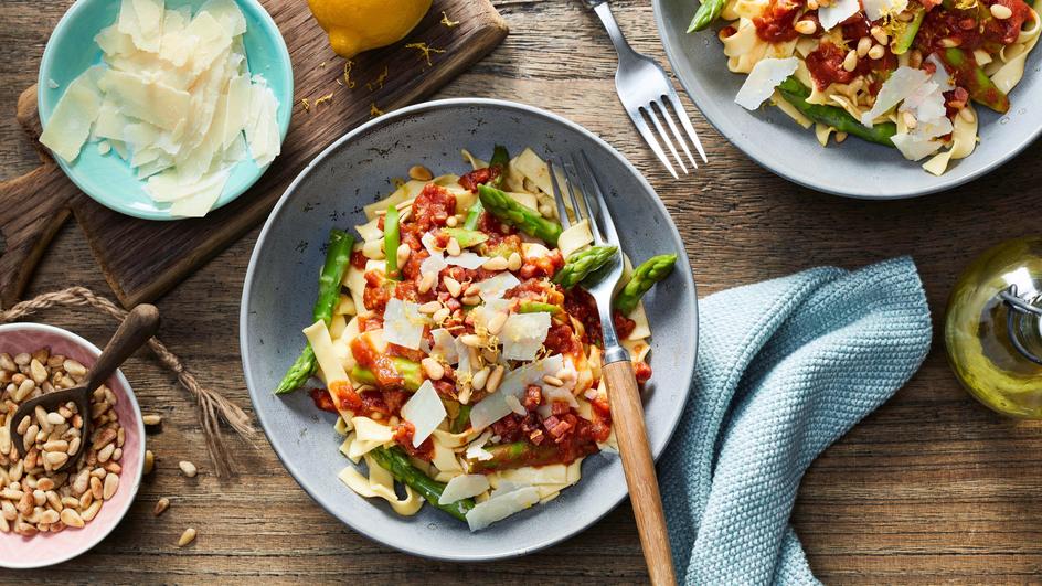 Pasta mit grünem Spargel in Tomatensauce