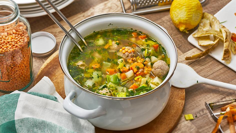 Linsensuppe mit Zitronen-Bratwurstklößchen