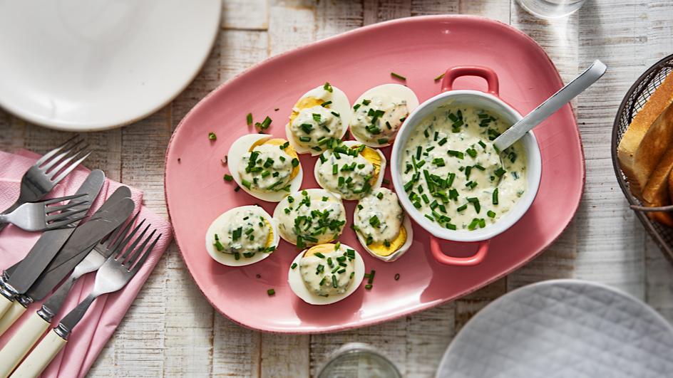 Eier mit kalter Kräutersauce