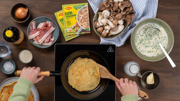 Schnittlauch-Pfannkuchen mit Schinken und Pilzen