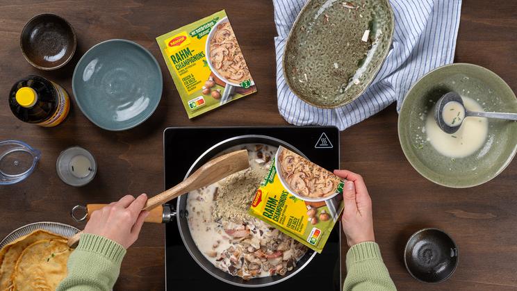 Schnittlauch-Pfannkuchen mit Schinken und Pilzen