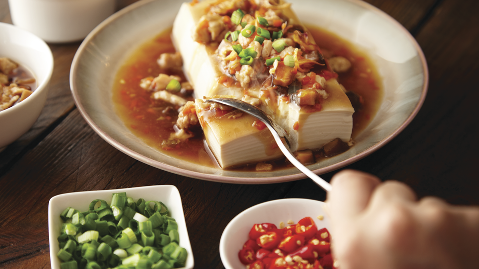 https://images.aws.nestle.recipes/resized/296576a5554c586aeb5d296ead67cb29_steamed_tofu_944_531.png