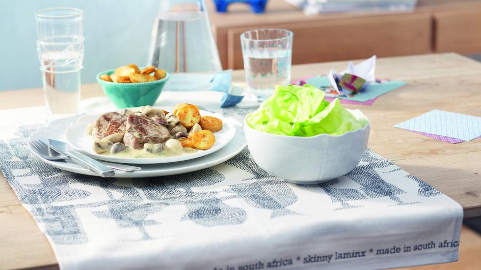 Schweinemedaillons in Champignon-Sauce mit Bratkartoffeln