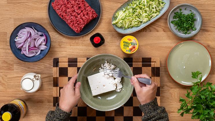 Zucchini-Hack-Pasta mit Feta-Creme