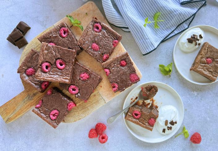 Brownie de leche condensada y frambuesas