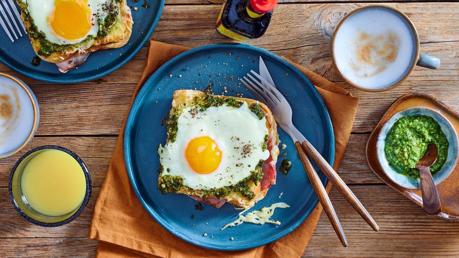 Croque Madame mit Pesto Spiegelei