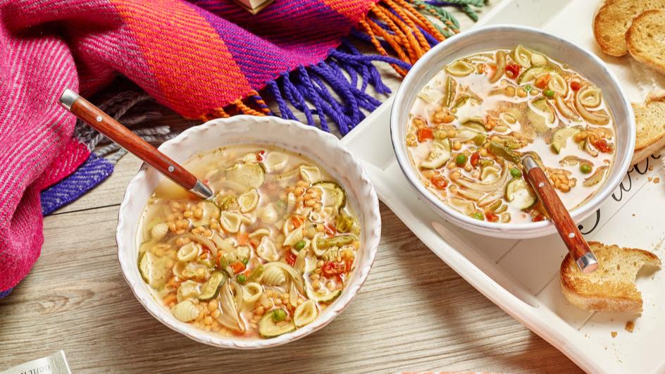 Gemüsesuppe mit roten Linsen und Knoblauch